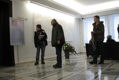 Tablica poświęcone tragicznie zmarłym senatorom podczas drugiej wojny światowej Tablica poświęcone tragicznie zmarłym senatorom podczas drugiej wojny światowej